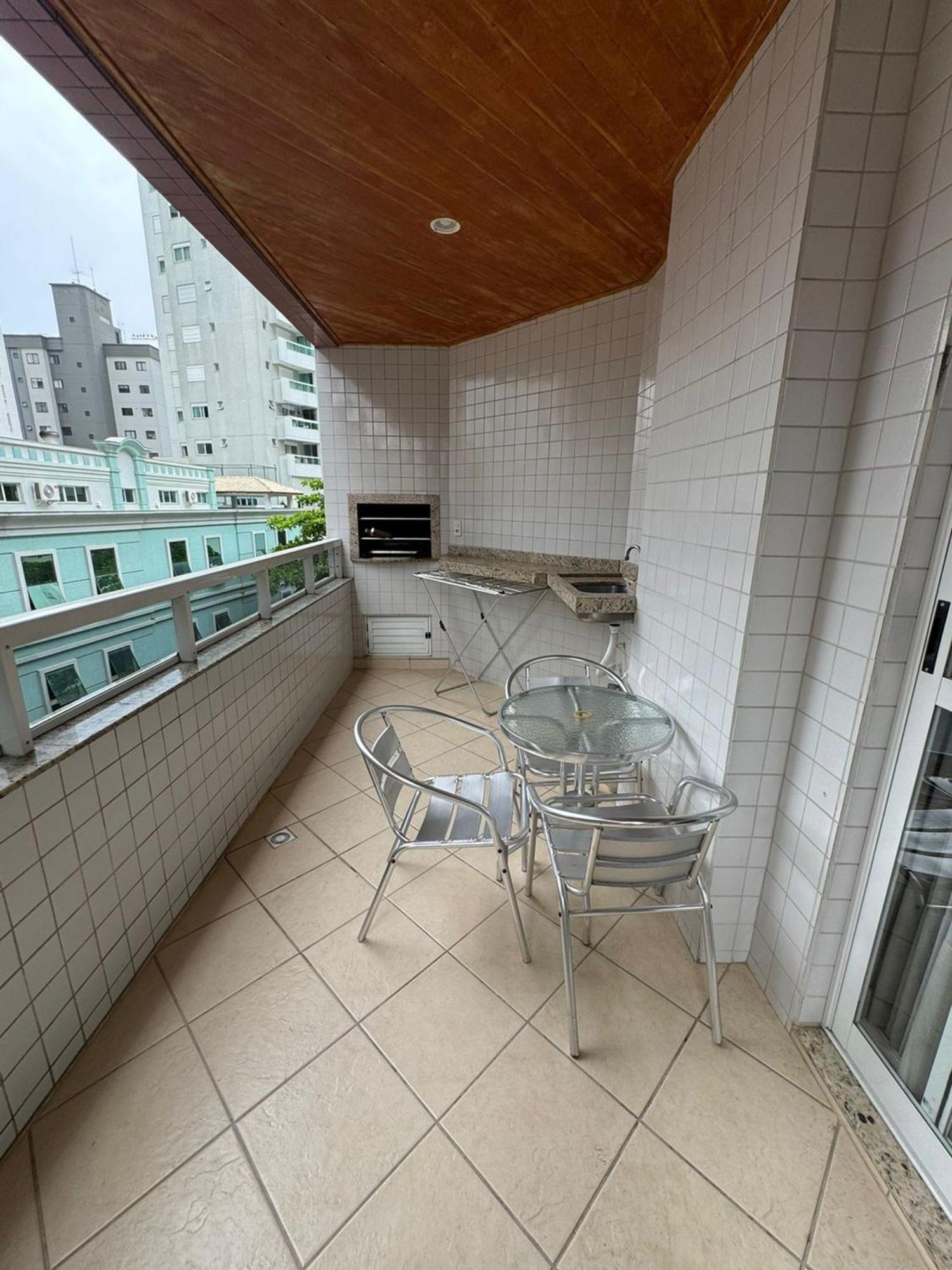 Apto Poucos Passos Do Mar Em Bc Apartamento
